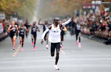 'Siêu nhân' Eliud Kipchoge chạy marathon dưới mốc 2 giờ