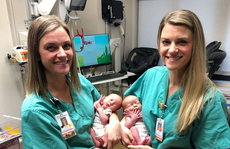 Trùng hợp đáng yêu:  Hai nữ y tá sinh đôi đỡ đẻ ca sinh đôi