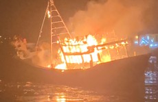 Sau tiếng nổ lớn, tàu cá hàng tỉ đồng bốc cháy ngùn ngụt trong đêm