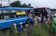 Hai xe khách đối đầu trực diện trên đường Hồ Chí Minh