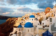 Ngắm những ngôi nhà tường trắng mái xanh ở Santorini
