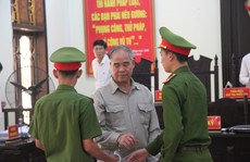 Đầu bạc trắng ra tòa, cựu hiệu trưởng dâm ô hàng loạt nam sinh 13-15 tuổi nhận 8 năm tù