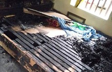 Bị mắng không chịu làm ăn, con gái mua xăng về tưới lên giường đốt mẹ