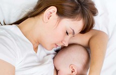 Bé chỉ bú sữa mẹ có cần ăn dặm sớm?