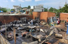 CLIP: Khói lửa bao trùm khu dân cư ở TP HCM