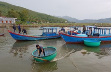 Phú yên chạy đua với bão số 5, vẫn còn hơn 1.000 người trên các lồng bè
