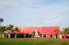 Doanh nhân ba miền cùng chào cờ dưới tượng đài Mẹ Việt Nam tại Đà Nẵng