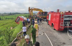 Xe khách lao xuống ruộng trong đêm, 1 người chết, hàng chục người bị thương