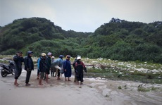 Phát hiện 2 thi thể nam giới dạt vào bờ biển Quảng Trị
