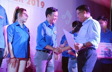 Trao học bổng nghề, tặng quà cho công nhân khó khăn