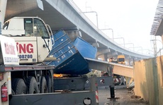 TP HCM: Xe container kéo sập cầu bộ hành trước cổng Suối Tiên