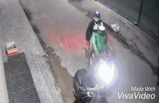 [Video] 2 đối tượng dùng bình xịt hơi cay cướp xe Vespa ở quận Bình Tân