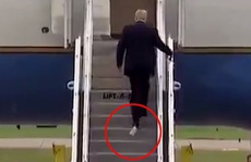 Giấy vệ sinh lại “mắc kẹt” dưới đế giày ông Trump