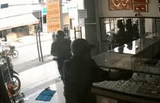 CLIP: Toàn cảnh vụ nổ súng cướp tiệm vàng ở Hóc Môn