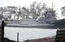 Nga trả 3 tàu hải quân, Ukraine vẫn nói cứng