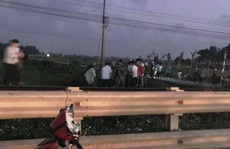 Đi xe máy trên đường ngang tự phát, thầy giáo bị tàu hỏa tông tử vong