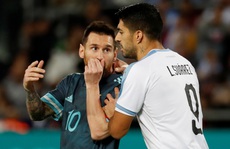 Suarez và Messi lập công nghẹt thở ở 'siêu kinh điển River Plate'