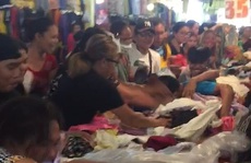 Kinh hoàng cảnh khách hàng giành giật quần áo ở chợ Philippines