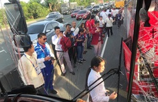 Xe buýt chở đoàn thể thao Việt Nam và Lào va chạm trên đường dự lễ khai mạc SEA Games