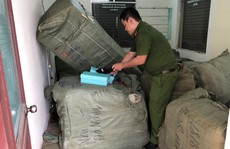 Tạm giữ 8 tấn hàng nhập lậu để bán Tết tại Ga Đà Nẵng
