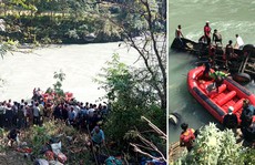 Xe buýt chở hơn 100 người lao xuống sông, thương vong gần hết