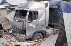 Quảng Nam: Kinh hoàng container đâm sập nhà dân, cuốn 2 vợ chồng vào gầm