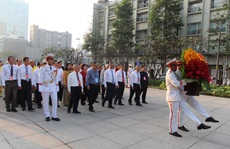 Từ sáng sớm, đại diện các dân tộc thiểu số dâng hoa Chủ tịch Hồ Chí Minh