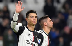 Ronaldo lập kỷ lục ghi bàn, Juventus bám sát ngôi đầu bảng