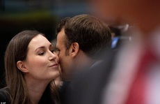 Ông Macron tươi cười cùng nữ thủ tướng trẻ nhất thế giới