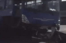 CLIP: Hoảng hồn với xe buýt nằm trên dải phân cách ở quận Thủ Đức - TP HCM