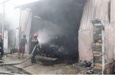 Cháy nhà xưởng chứa vải ở Hóc Môn, cả khu vực mất điện