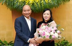 Nguyên Bộ trưởng Nguyễn Thị Kim Tiến xúc động nhận hoa từ Thủ tướng
