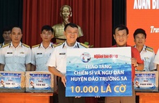 Trao 10.000 lá cờ Tổ quốc cho quân dân Trường Sa đón Tết