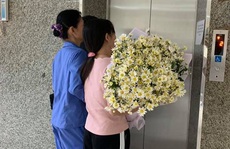 Nhói lòng người mẹ ôm hoa cúc họa mi trắng đến 'đón' con trai hiến tạng về nhà