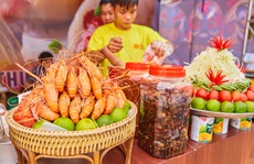 Đã miệng với mực khổng lồ, gỏi cuốn, xiên que... tại lễ hội ẩm thực đường phố