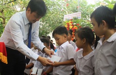 Trao 330 suất quà cho trẻ em khuyết tật và người nghèo tại huyện Nghĩa Hành