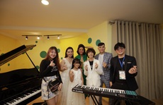 Tân Hoa hậu Hoàn vũ Việt Nam chơi nhạc cùng học viên Học viện đào tạo nhạc cụ