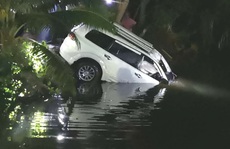 Thái Lan: Xe lao xuống kênh, tài xế chết trên tay lái, thị trưởng biến mất