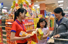 Hàng Tết vào mùa khuyến mãi đậm, giảm giá gần 50%