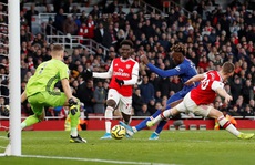 4 phút điên rồ, Arsenal gục ngã sân nhà trước Chelsea