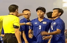 Cầu thủ Thái Lan quát trọng tài: 'Ông là người Việt Nam đúng không?'