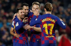 Messi nâng 'Quả bóng vàng', lập siêu phẩm hat-trick ở Nou Camp