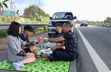 Phạt 5,5 triệu đồng, tước bằng 2 tháng tài xế tổ chức ăn uống trên đường cao tốc