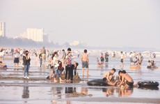 Biển Sầm Sơn sôi động ngày đầu năm Biển Sầm Sơn sôi động ngày đầu năm