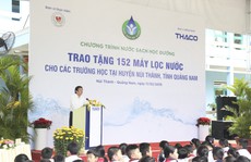 Nguyên Chủ tịch nước Trương Tấn Sang trao 152 máy lọc nước cho học sinh