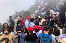 Khai Hội Xuân Yên Tử, du khách chen chân xoa tiền vào chùa Đồng