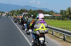 Cùng công nhân 'phượt' về quê