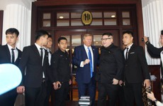 Bản sao Donald Trump và Kim Jong-un bất ngờ cùng nhau bước vào khách sạn Metropole