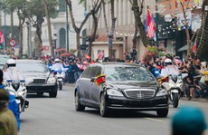 Cận cảnh đoàn xe Chủ tịch Triều Tiên Kim Jong-un đi trên phố Hà Nội