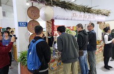 Phóng viên quốc tế thích thú thưởng thức phở Thìn, bún thang Bà Ẩm, bún chả Hà Nội